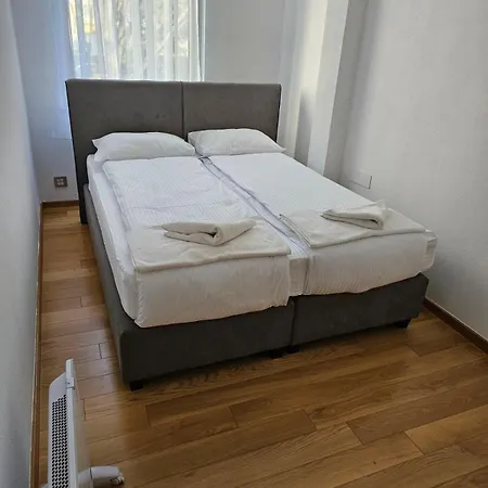 Centar Bulevar Ex Sa Garazom Appartamento Banja Luka