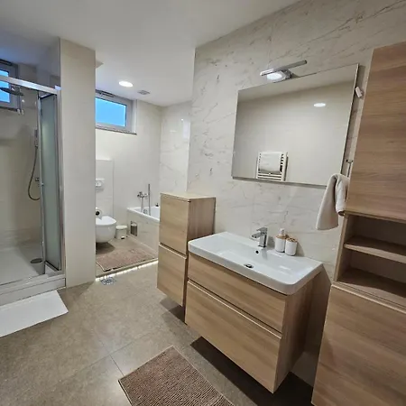 Centar Bulevar Ex Sa Garazom Apartman