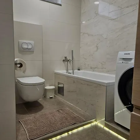 Centar Bulevar Ex Sa Garazom Appartamento